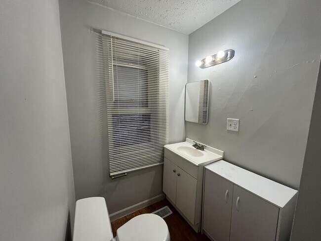 Building Photo - 560 600 E
