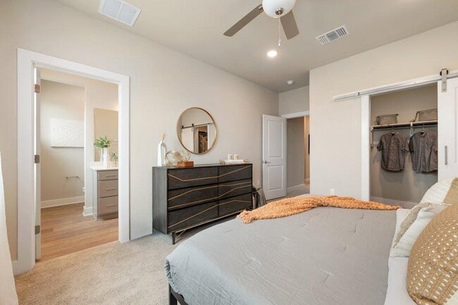 Building Photo - 5804 Rotunda View