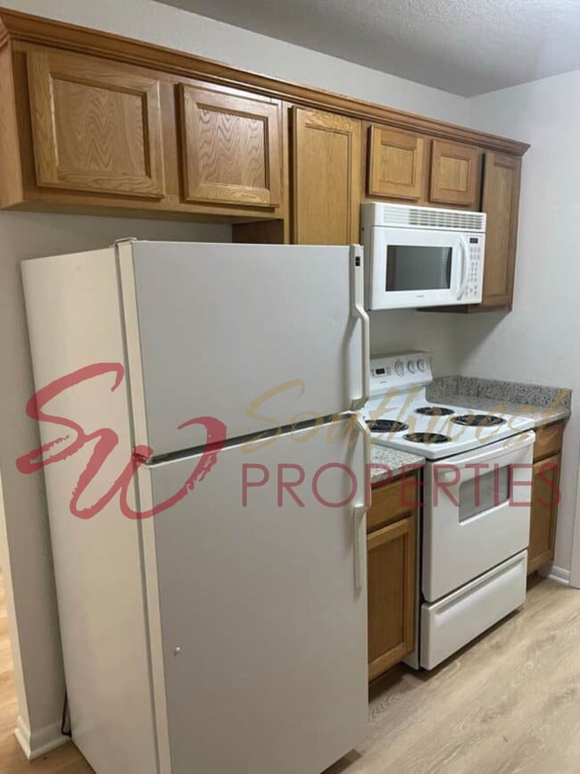 Building Photo - Charming, updated and bright home with private yard!