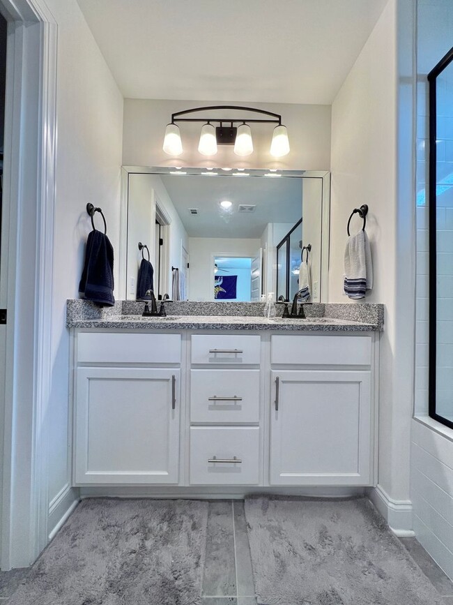 Building Photo - 3 Bed, 2.5 Bath Townhome w/ 1 Car Garage
