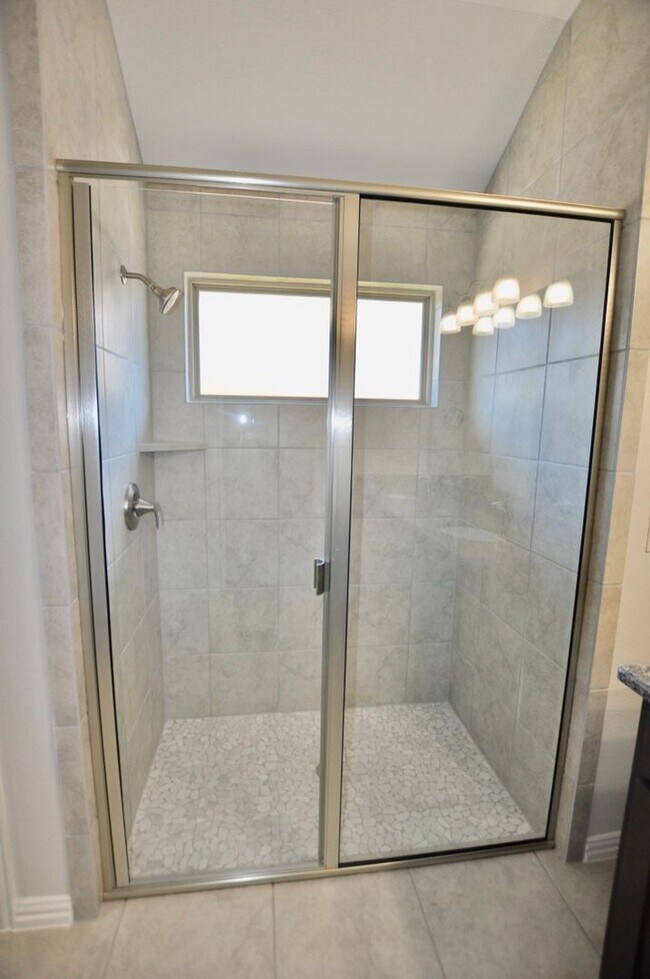 Building Photo - FOR LEASE! Charming 4 Bedroom - 2 Bathroom...
