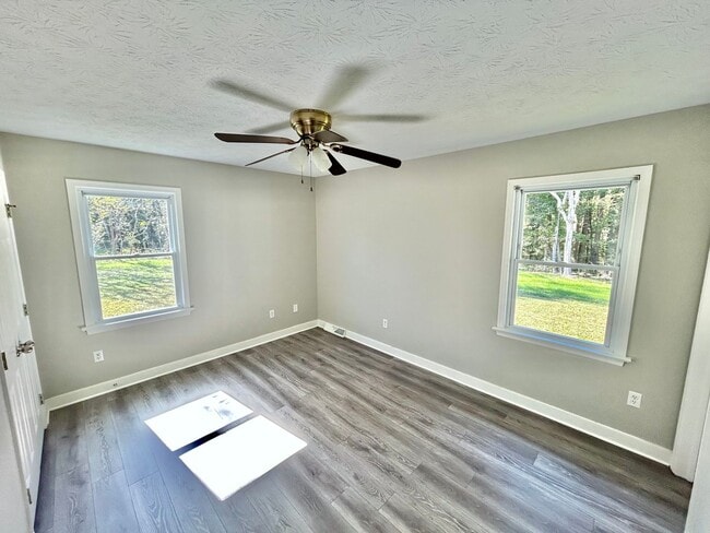 Building Photo - 9089 Pine Hill Rd