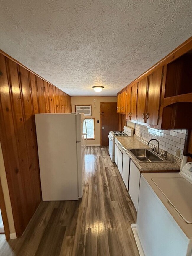 Building Photo - 206 Norwood Dr