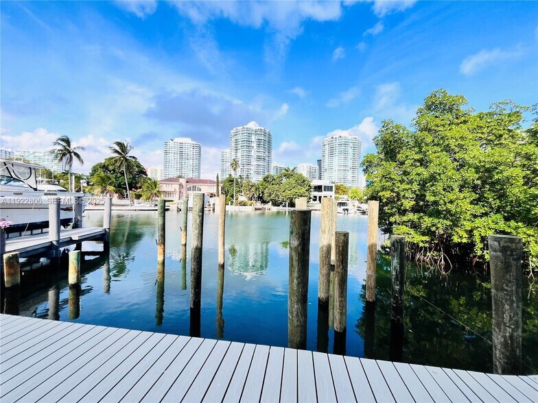 Building Photo - 253 Poinciana Island Dr