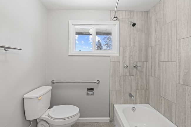 Building Photo - 4-Bedroom Retreat in Medical Lake - 2 Baths & 2,454 Sq/Ft Half Month Rent Free!