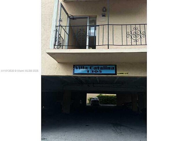 Building Photo - 1305 W 53rd St