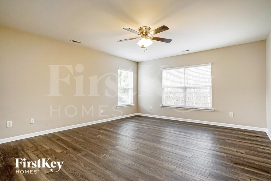 Building Photo - 204 Hillview Dr