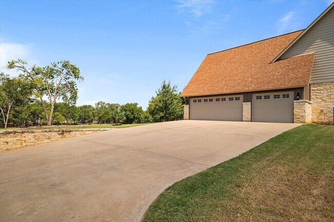Building Photo - 402 N Pkwy Dr