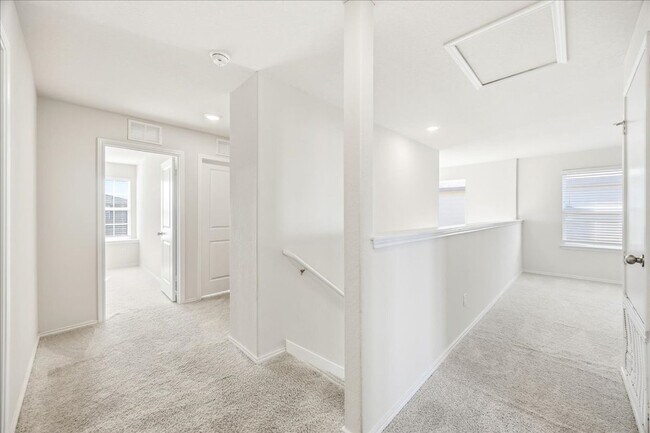 Building Photo - Light-Filled Home in Amenity-Rich Community with Pool & Park!