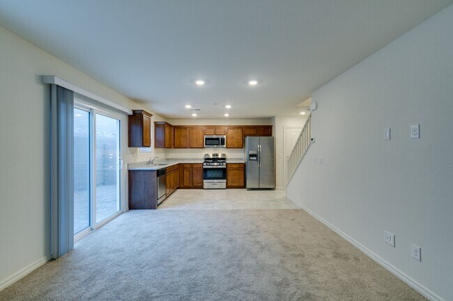 Building Photo - GORGEOUS TOWNHOME*UPGRADED*ALL APPLIANCES*...