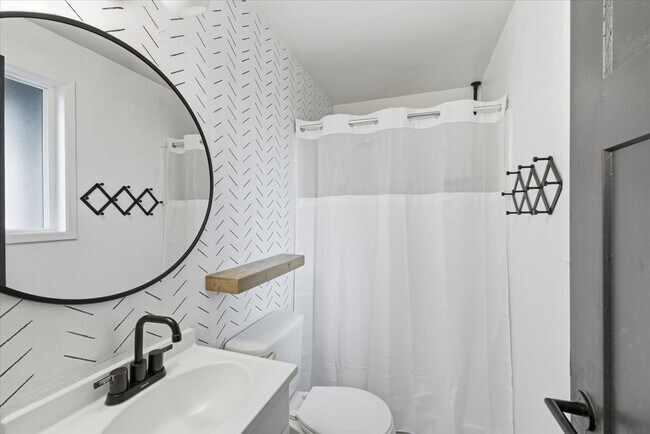 Building Photo - 2500 Alma Dr