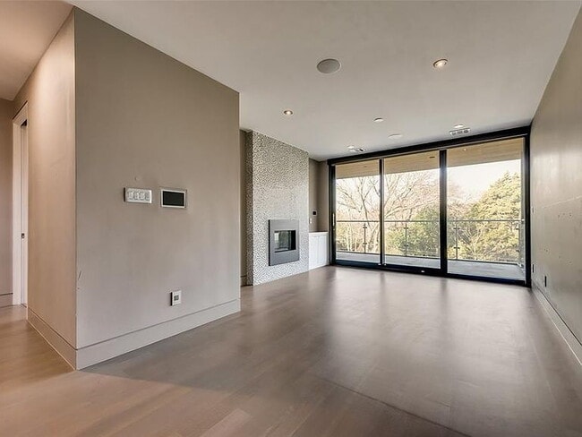 Building Photo - "Luxurious 3-Bed Oasis with 5 Full Baths in Prime Dallas Location - 4,666 Sq Ft of Elegance!"