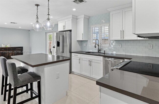 Building Photo - 4865 SW 94th Ave