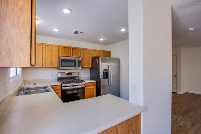 Building Photo - Lovely 4 bedroom 2.5 bath townhome in North Las Vegas gated community with a pool!
