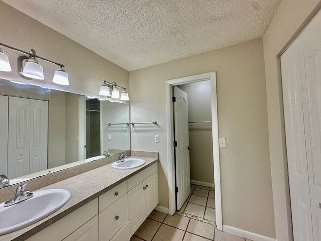 Building Photo - 4BR/2.5BA Condo in Cricket Club I