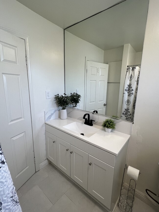 Building Photo - 554 S Willow Ave