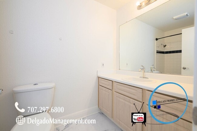 Building Photo - Glen Cove! Large one bedroom