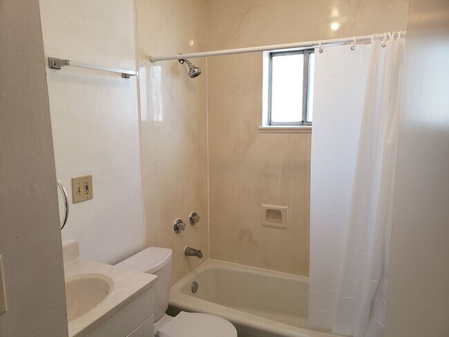Building Photo - Central Sparks 2 Bedroom Home 