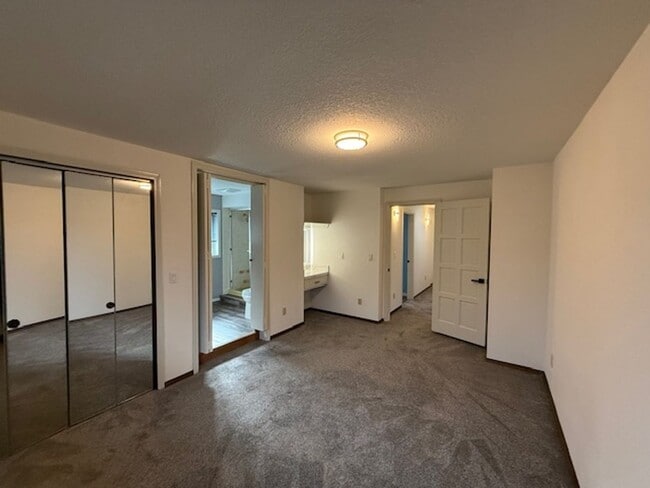 Building Photo - Spacious 3 Bedroom, 2 Bath home in Quality NB Neighborhood!