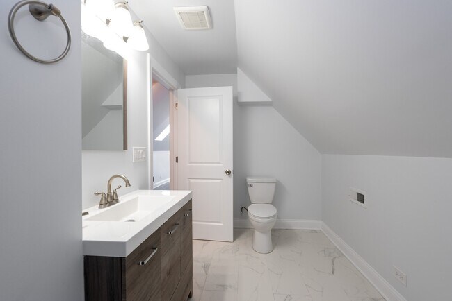 Building Photo - 4226 N Bernard St