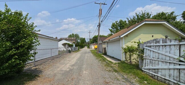 Building Photo - 7335 Maple St