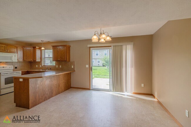 Building Photo - Spacious Duplex ~ Open Kitchen with Breakfast Bar!