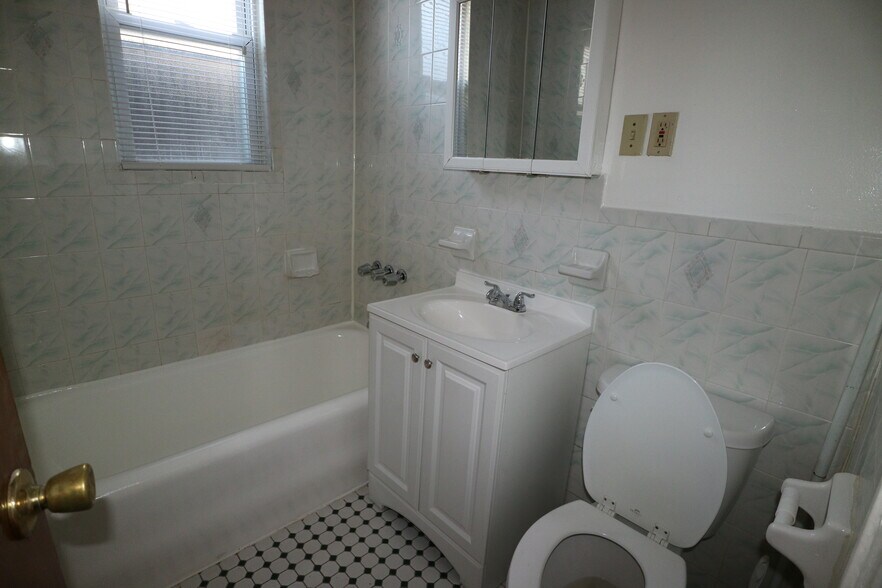 Building Photo - 138 Vermont Ave