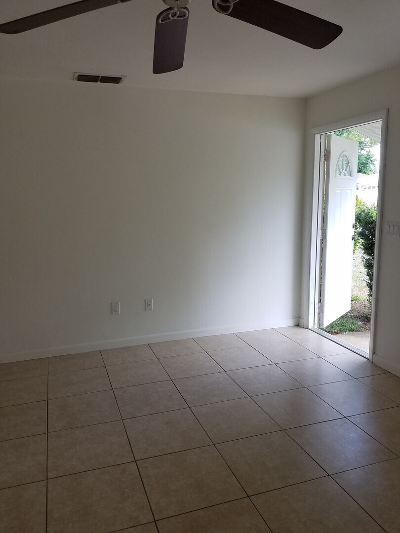 Building Photo - Cozy 3BR 2BA House in Laurelwood Community MOVE IN SPECIAL FIRST MONTH FREE RENT!