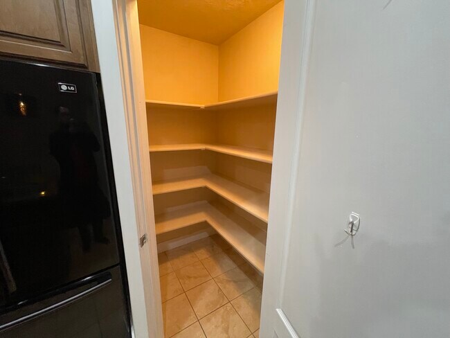 Building Photo - 4274 Lake Bridge Dr