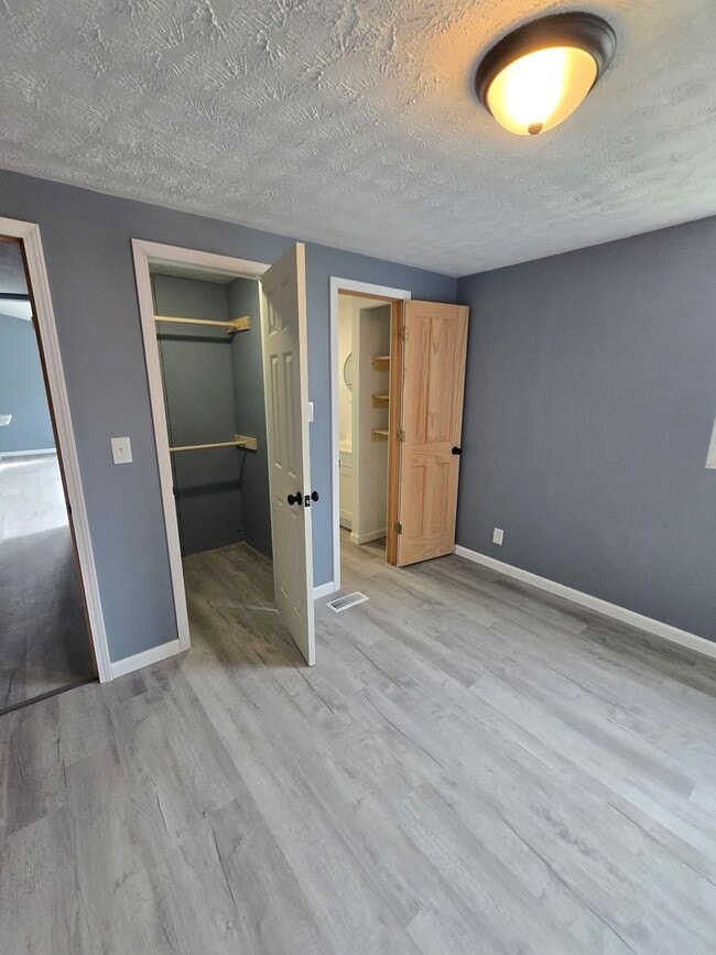 Building Photo - Recently Remodeled