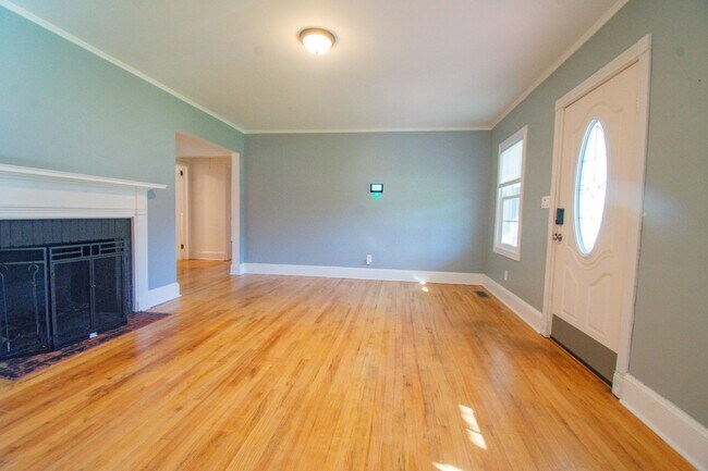 Building Photo - Available 3/27/26 - Charming Haymount 3 Bedroom 2 Bathroom Home- Pets Okay