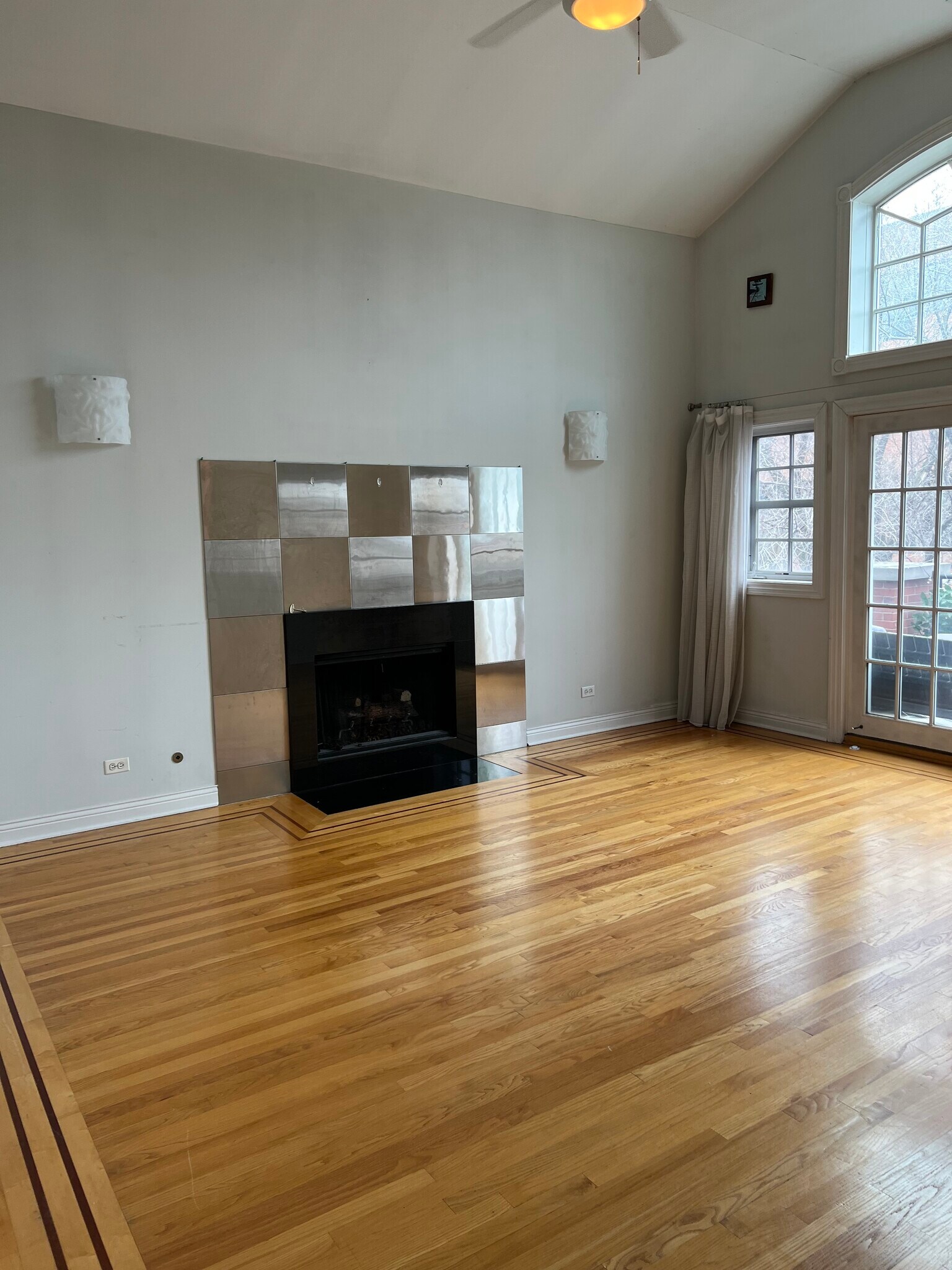 Building Photo - 930 W Cuyler Ave