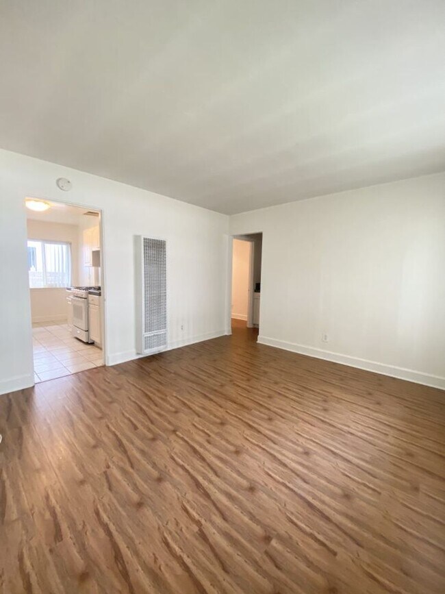 Building Photo - SDC T 1633-1639