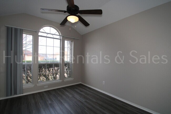 Building Photo - Close to Schools off of Chantz Drive!