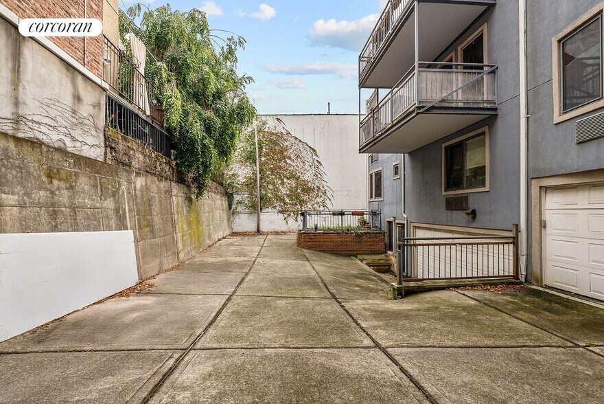 Building Photo - 138 Seeley St