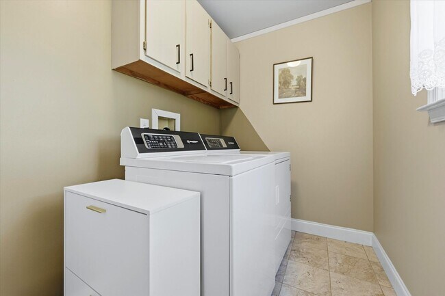 Building Photo - 3B/2.5B Single Family Home In West Chester With Private Back Yard!