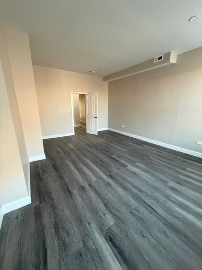 Building Photo - Beautifully Renovated!  Large, Spacious Rooms! W/D Hook-Up! Available Now!