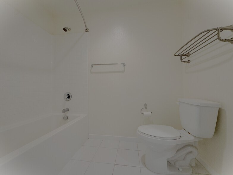 Main Floor en-suite/full bath - 2729 Sunrise Way