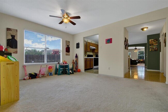 Building Photo - 615 Salma Ct