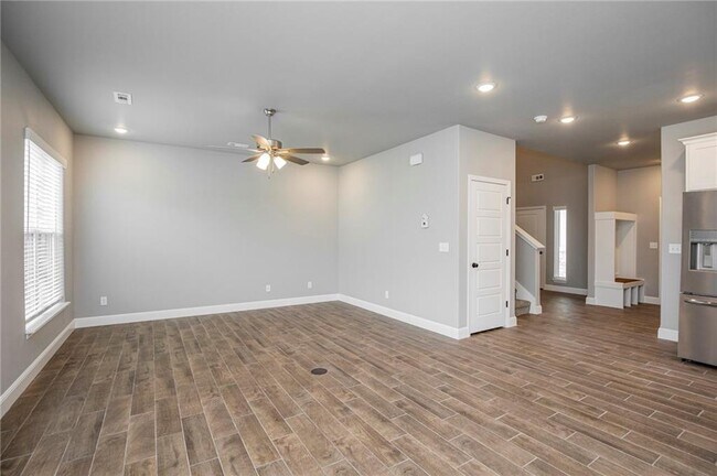 Building Photo - 2010 Periwinkle Pl