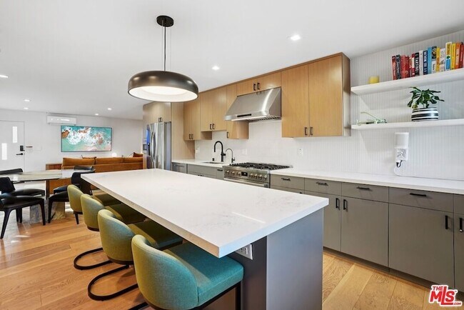 Building Photo - 838 N Mansfield Ave