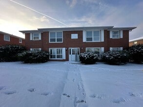 Building Photo - Updated 2 bed 1 bath apartment in the heart of Speedway