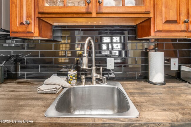 Building Photo - 1236 E Broadway