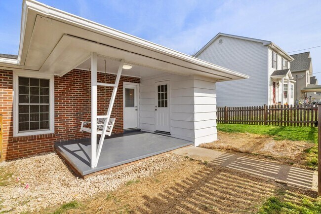 Building Photo - 389 Thompson St