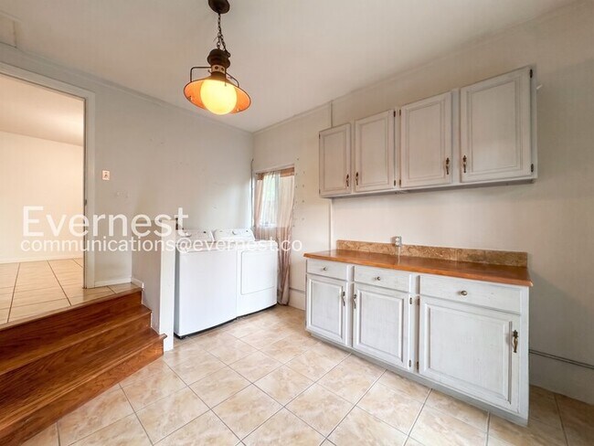 Building Photo - 4-Bed/2-Bath House Charming Home with Fenced Yard/ Available Now!