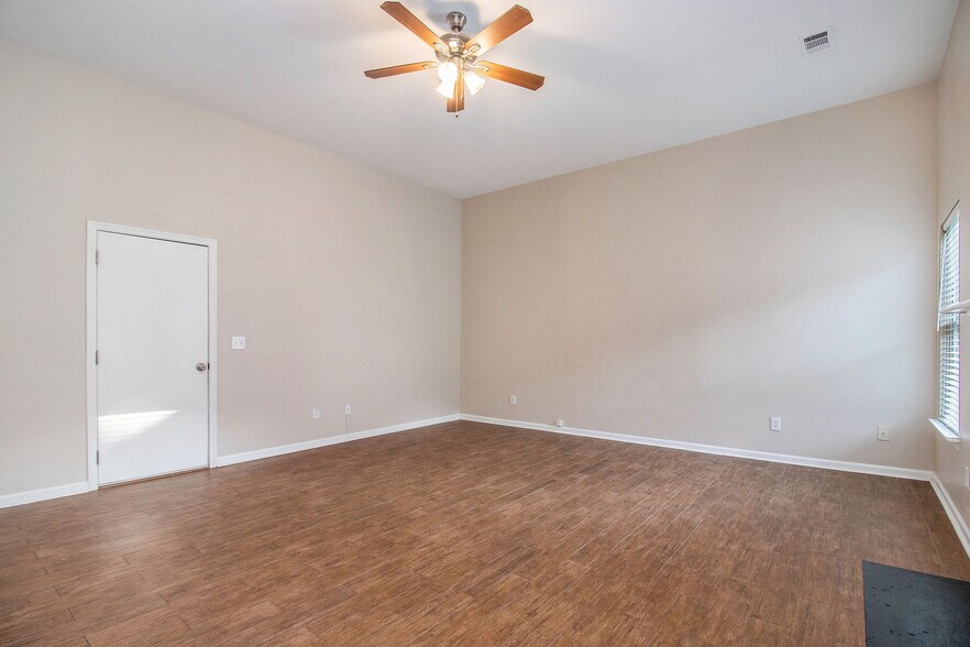 Building Photo - 395 Sugarberry Ln