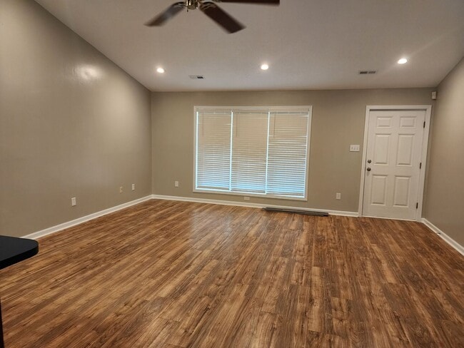 Building Photo - Ranch Home w/Large Yard