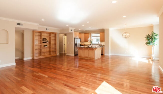 Building Photo - 826 Main St