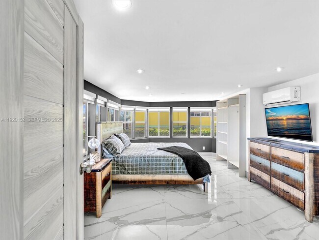 Building Photo - 440 SE 8th Ave