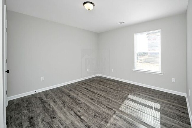 Building Photo - $1650! Beautiful 3Bed 2Bath in newly built Woodland Circle! Tour today